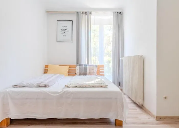 Lejlighed By Train Station *