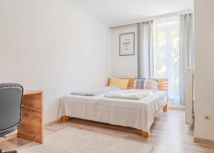 Lejlighed By Train Station *